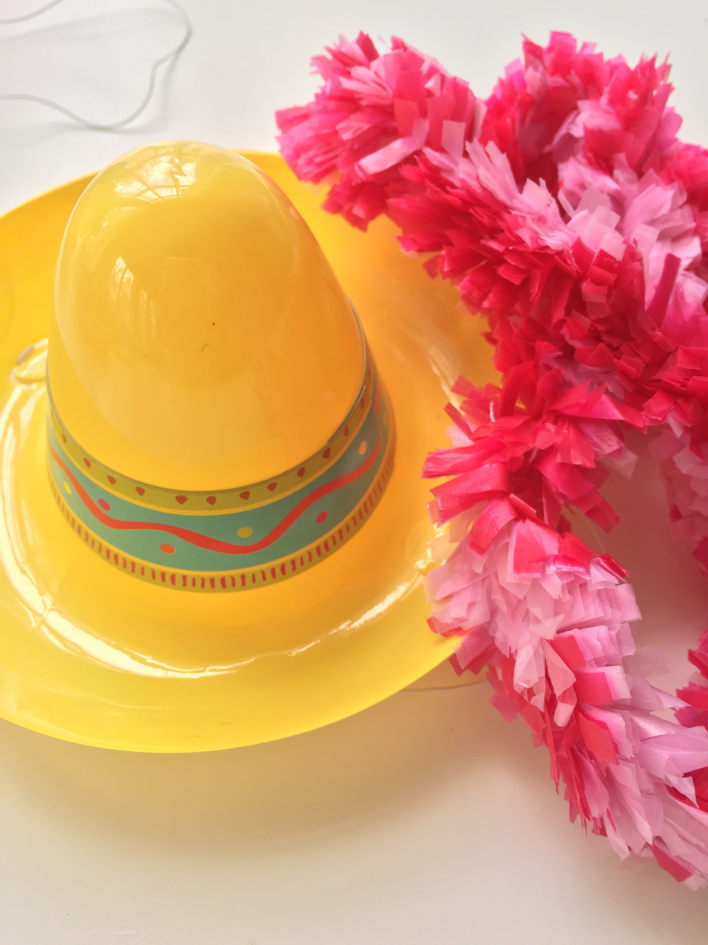 mini sombrero & lei