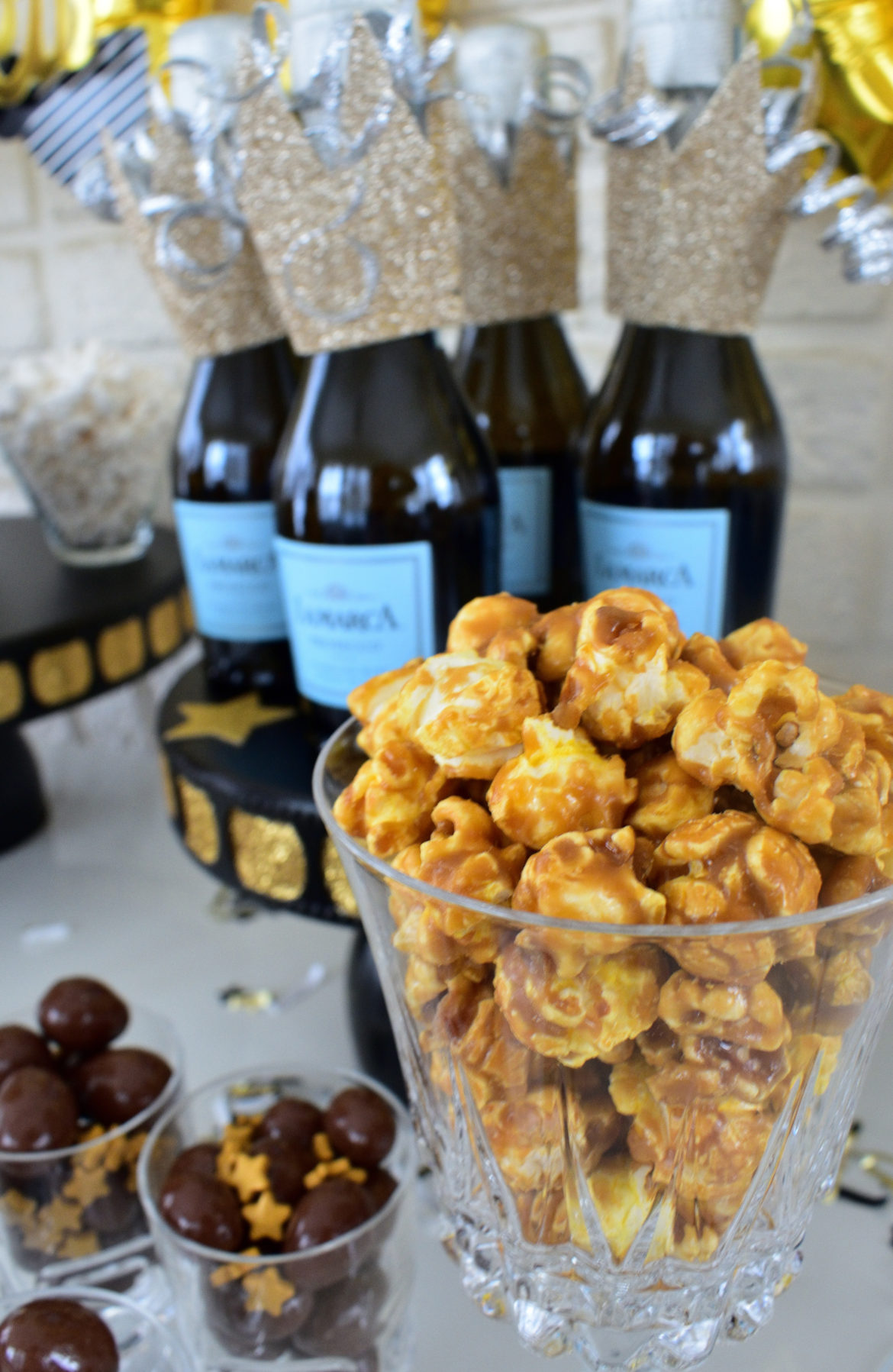 New Year&#039;s Eve party table ideas that are festive and easy!