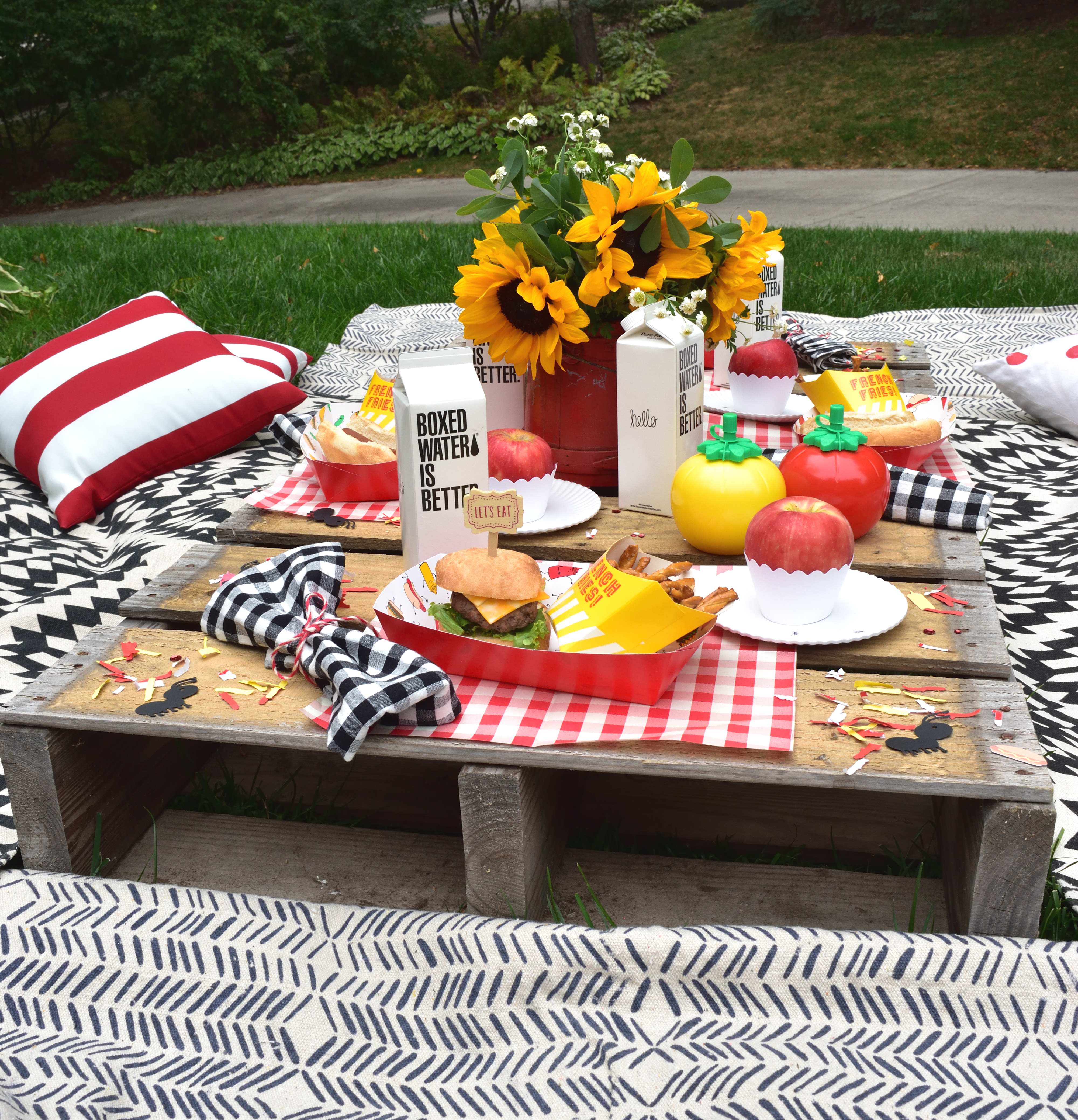 Backyard picnic ideas, food & decorations for summertime fun!