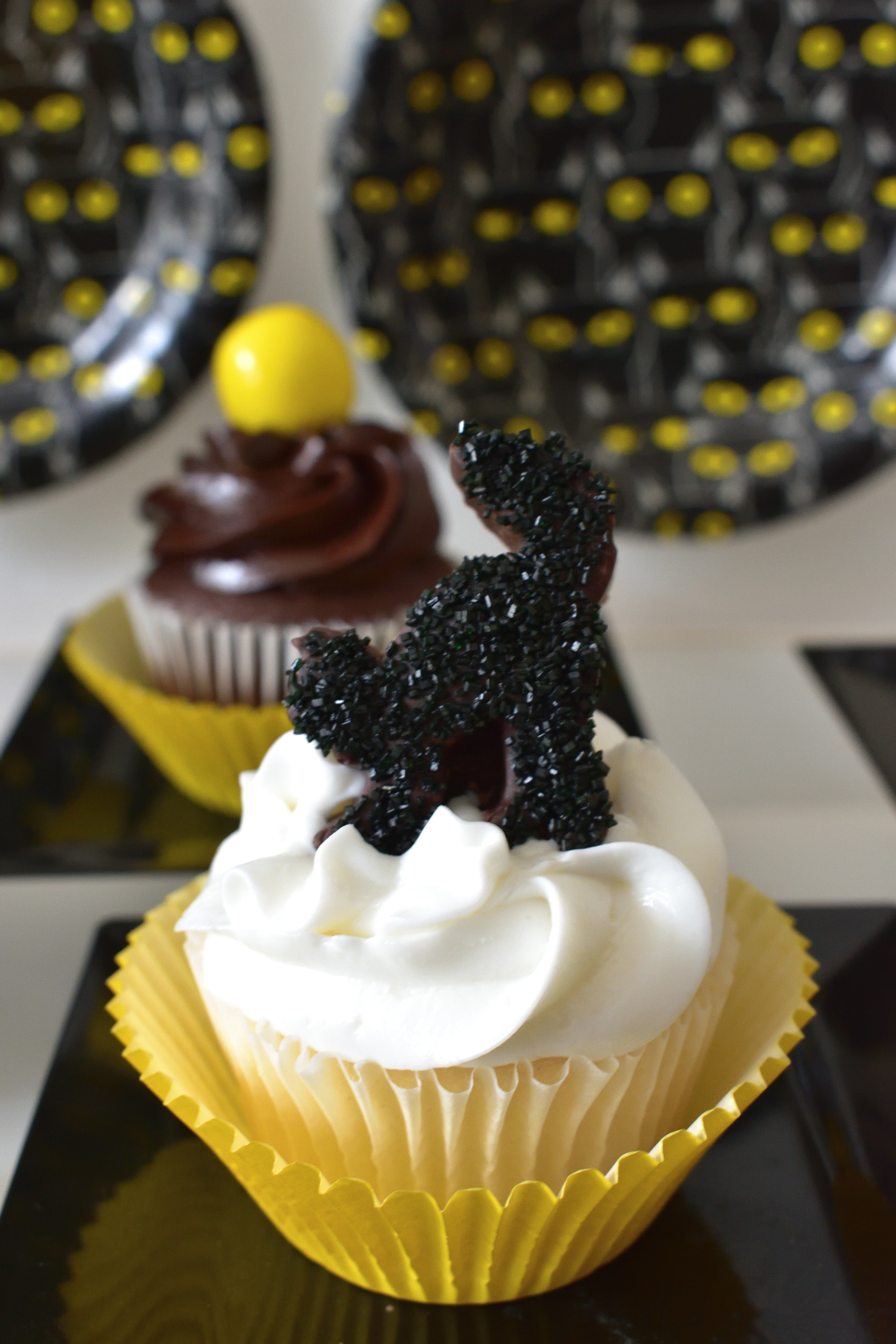 Halloween treat table, black cake cupcakes