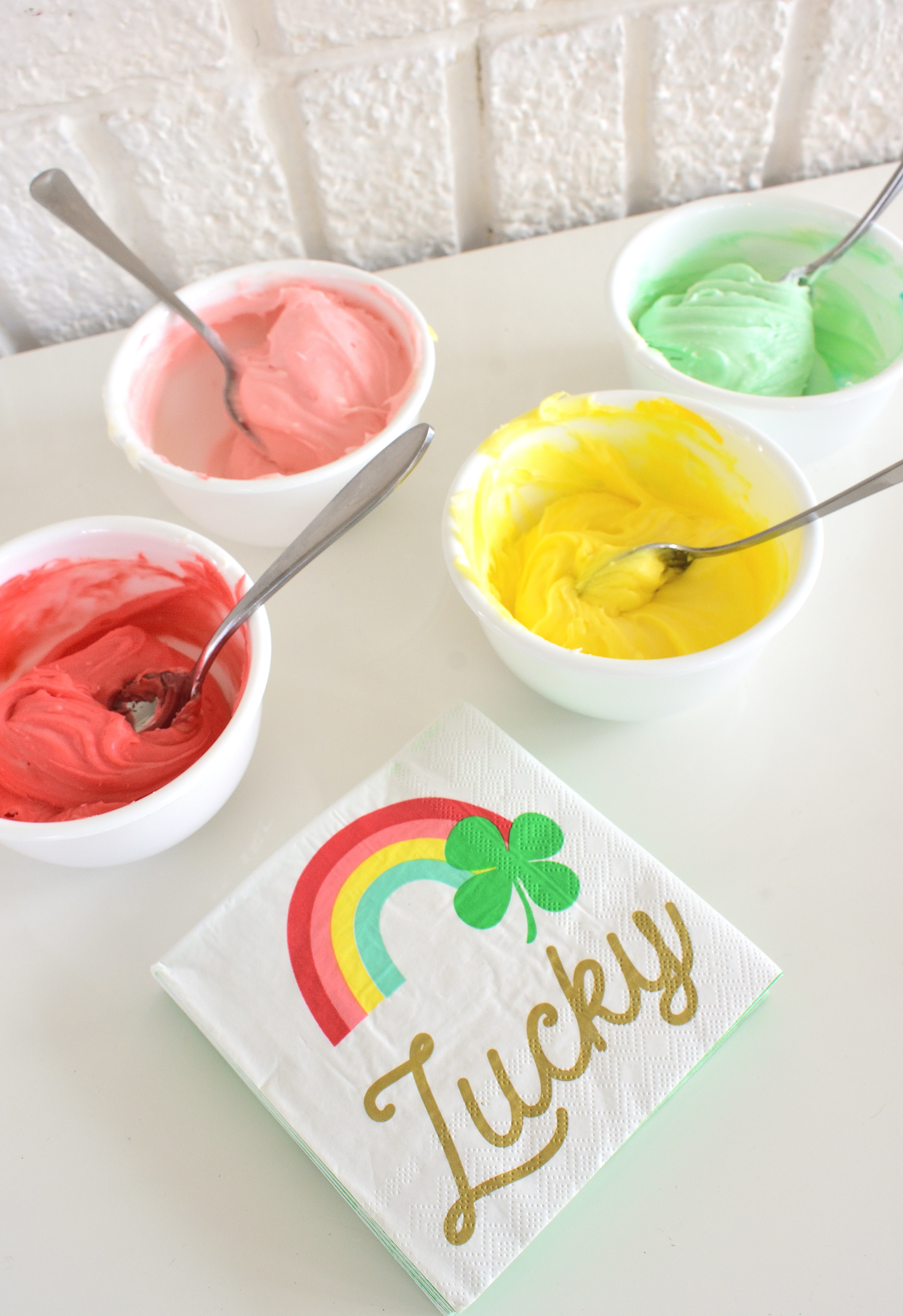 St. Patrick's Day DIY rainbow cupcakes