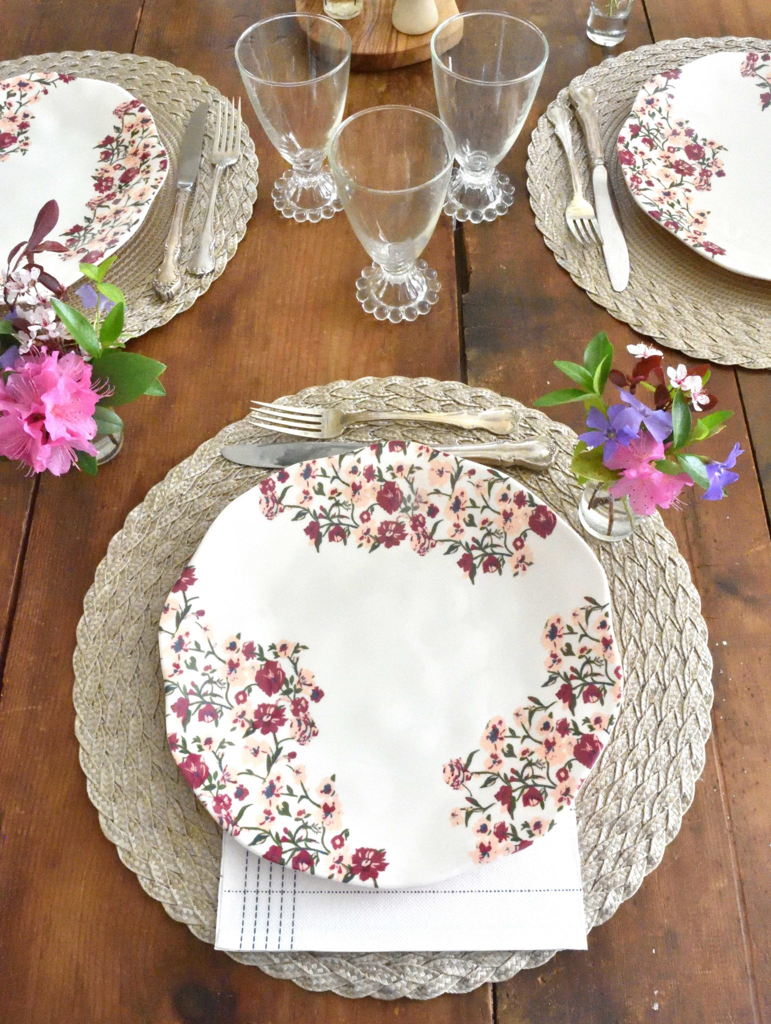 Simple Springtime Dinnerware A simple springtime table for Mother's Day celebrations!