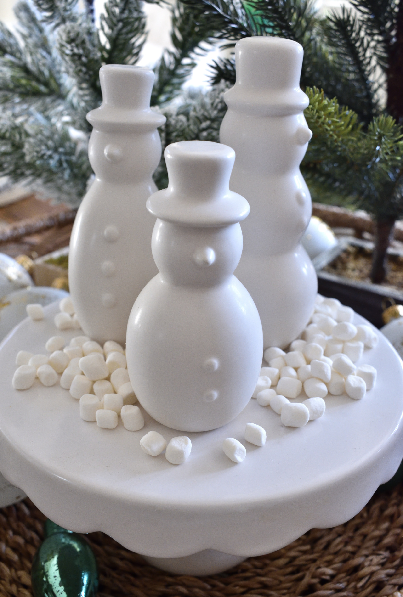 neutral Christmas table decor