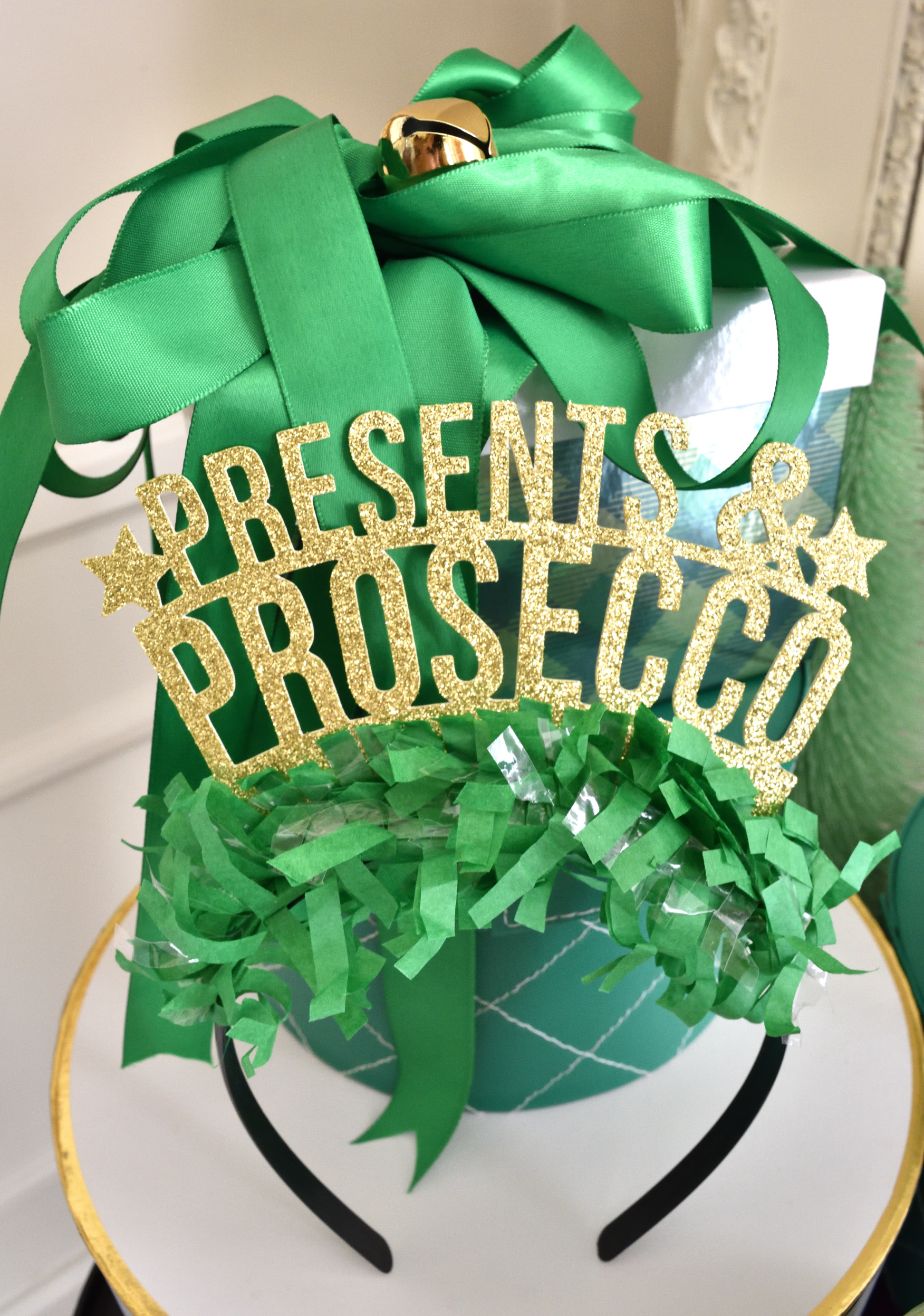 Presents & prosecco crown