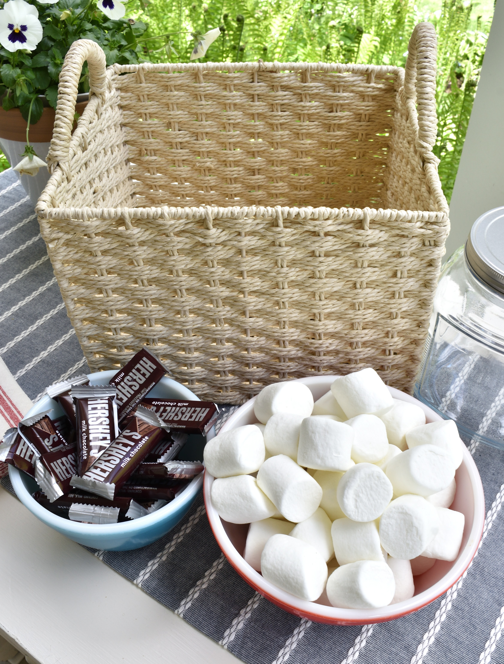 an easy s'mores bin