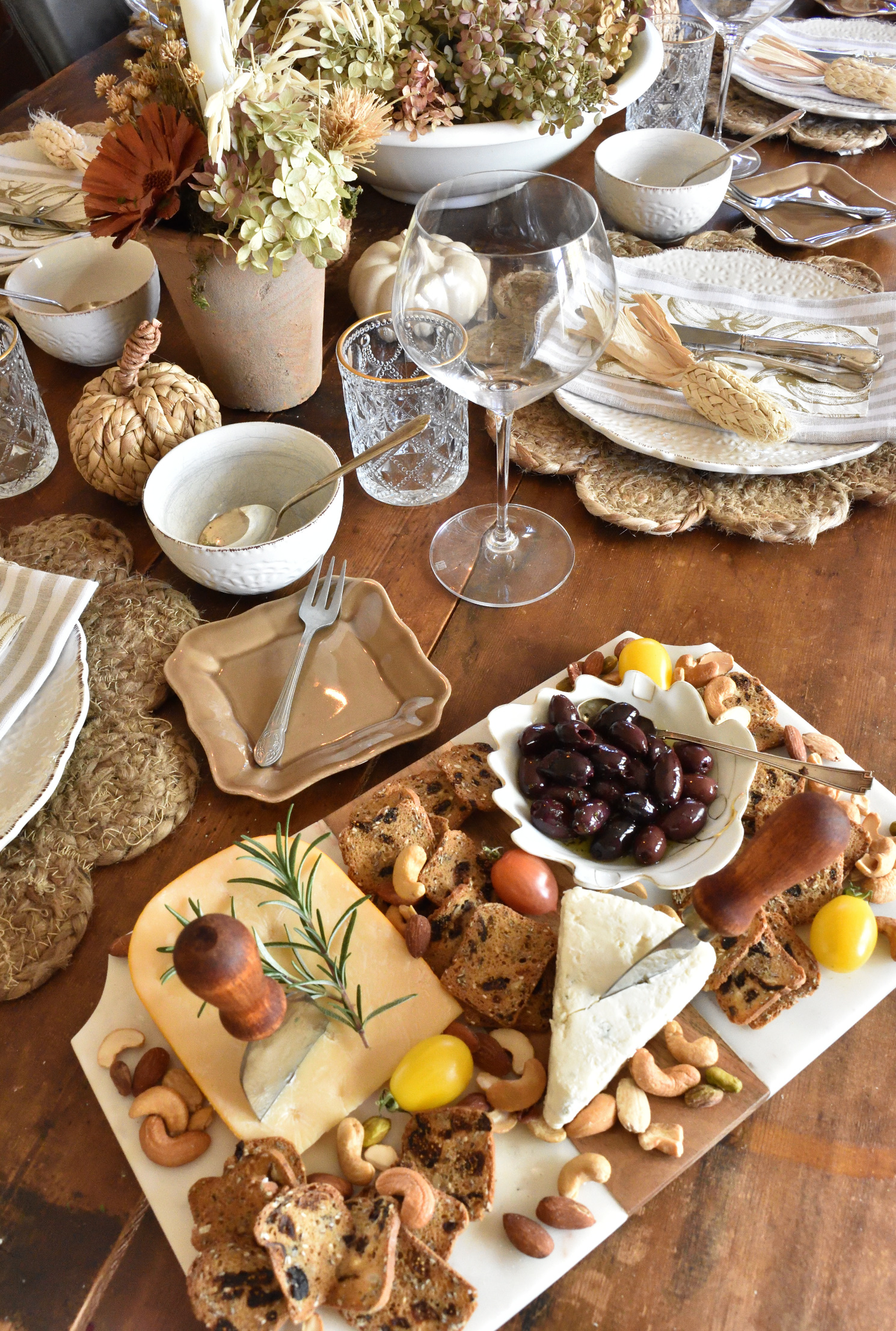 a casual Thanksgiving table